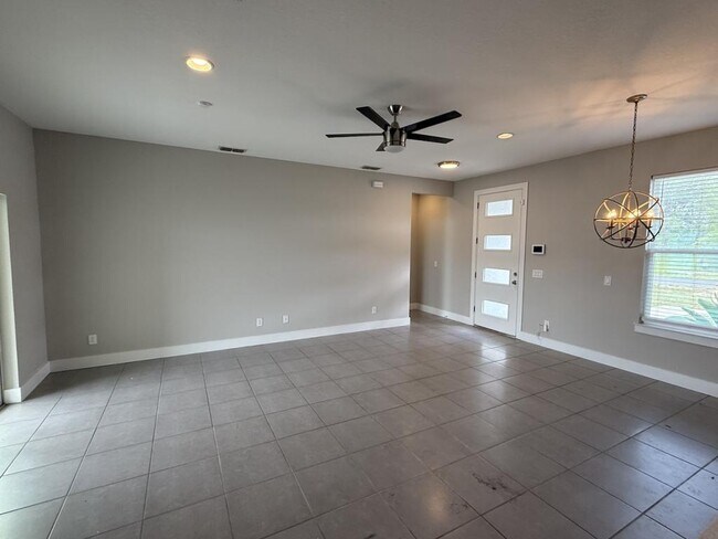 Building Photo - 105 Zinnia Ln