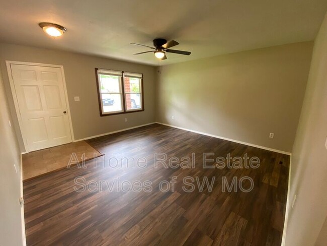 Building Photo - 2535 W Primrose Ln