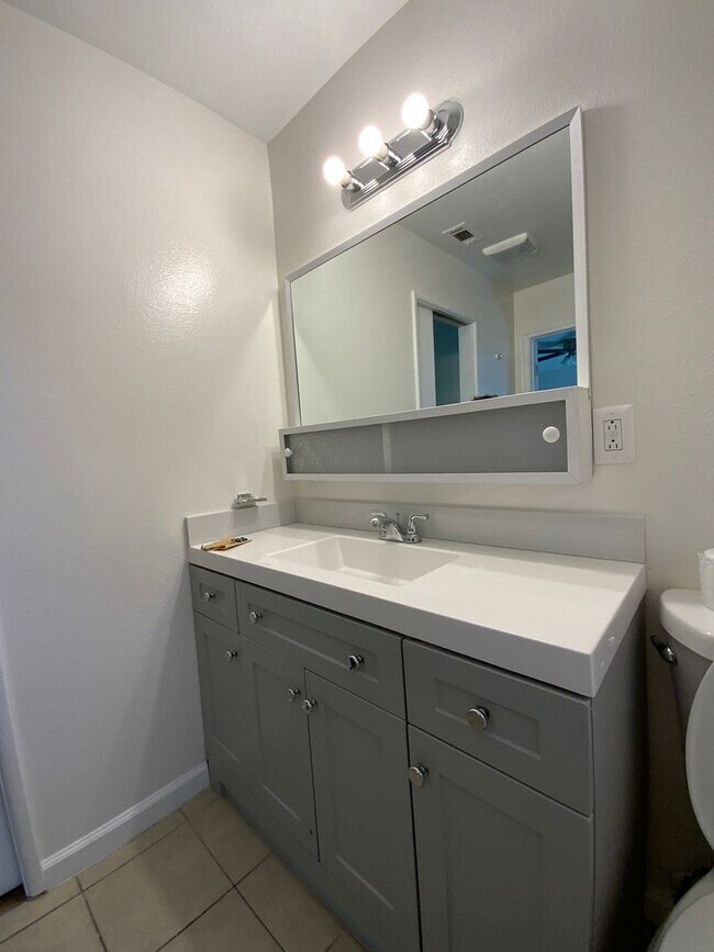 Building Photo - 3bd/2ba Duplex! - Hemet, CA
