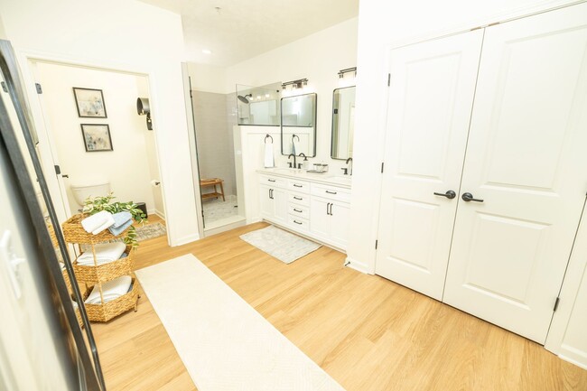 Building Photo - Beautiful 3 bed 3.5 bath Condo