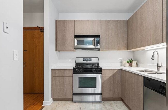 Building Photo - Elegant & Spacious unit for Rent