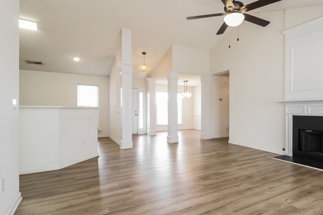 Building Photo - Stylish & Bright 3-Bedroom Home in Greenville