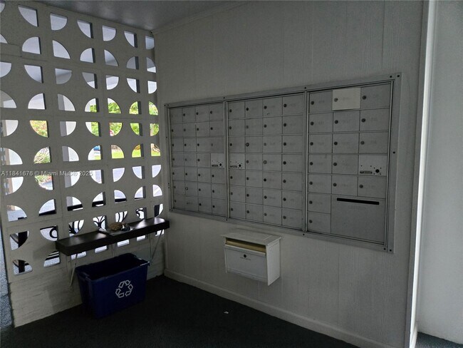 Building Photo - 950 Hillcrest Dr