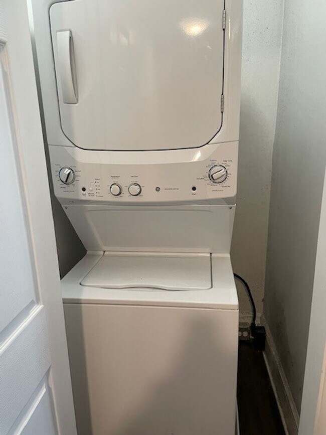 Building Photo - August Special -2 Bedroom 1.5 Bathroom Dup...
