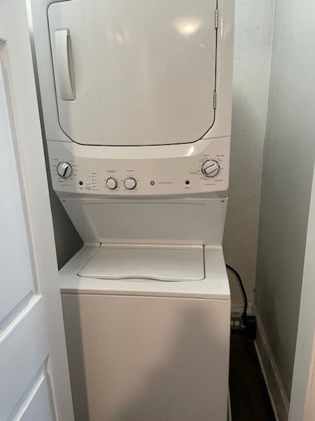 Building Photo - Move In Special One Month Free-2 Bedroom 1...