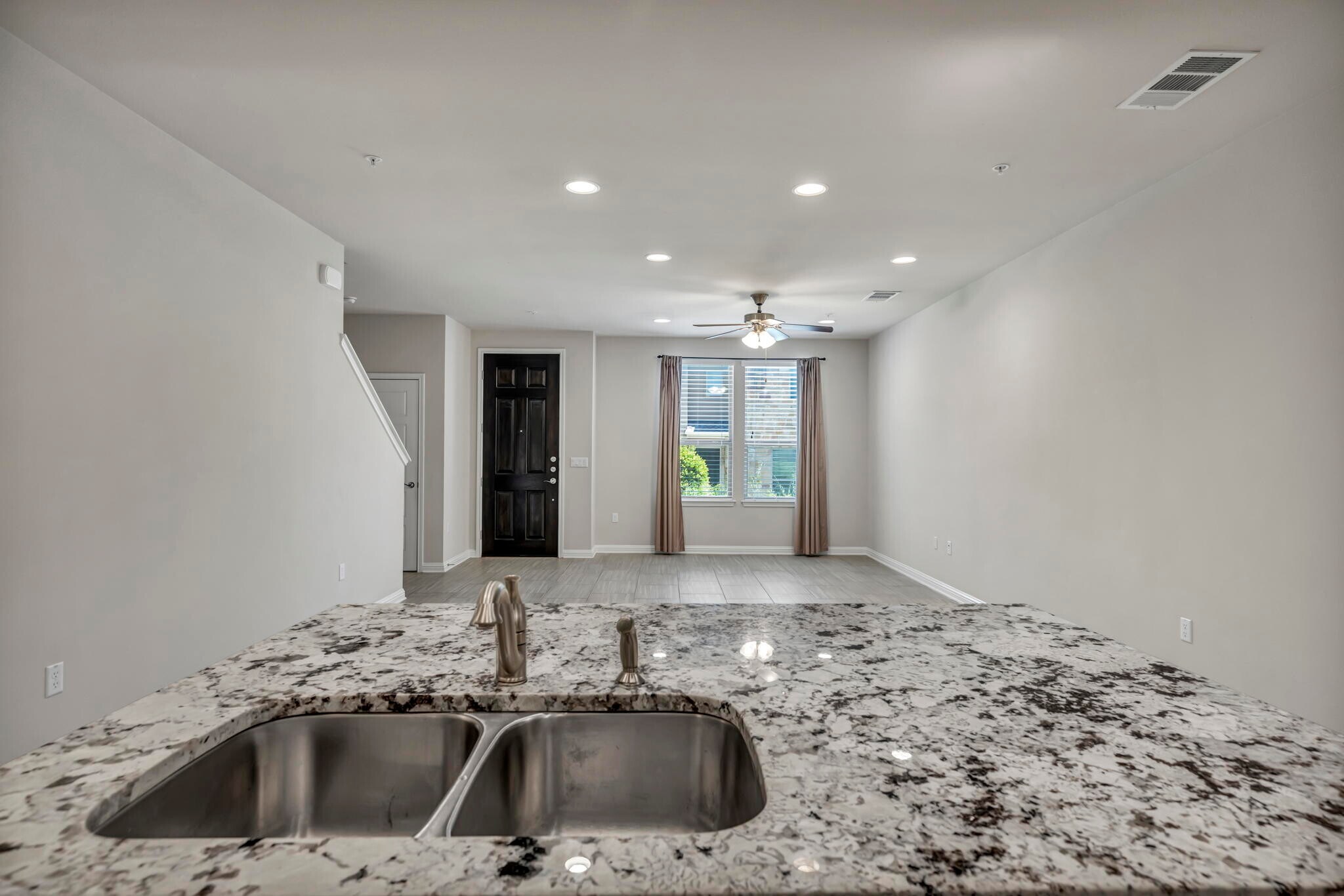 Building Photo - 13800 Lyndhurst St