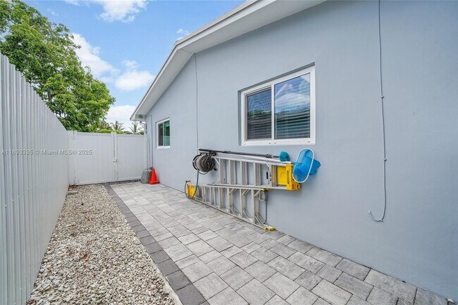 Building Photo - 521 NW 93rd Terrace
