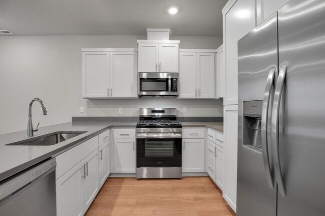 Building Photo - MODERN TIGARD TOWNHOME | ATTACHED 2-CAR GARAGE | FIREPLACE | PRIME LOCATION