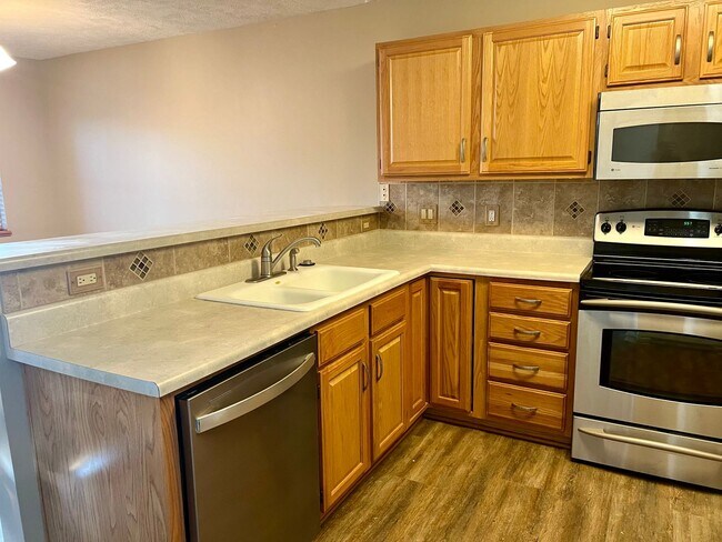 Building Photo - **AVAILABLE SOON**Beautiful 3 bed townhome off 84th & Holdrege