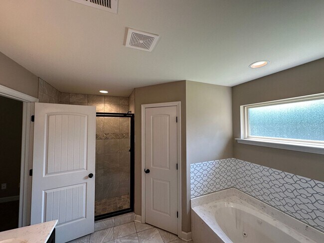 Building Photo - AVAILABLE NOW IN SOUTHAVEN! Spacious 4BR Home with Bonus Room & Fenced Yard