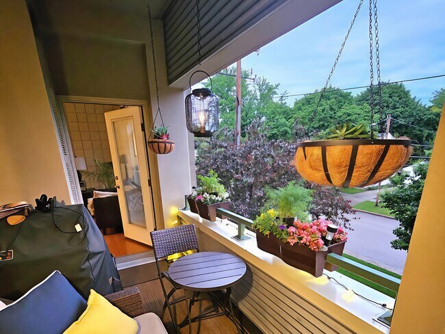 Building Photo - 400 N Richmond St