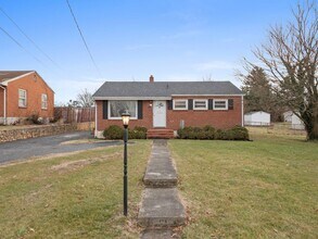 Building Photo - 4 Bedroom/ 2 Bath Home for Rent in NW Roanoke