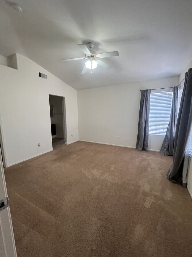 Building Photo - "Charming 3-Bed, 2.5-Bath Home in Oxnard –...