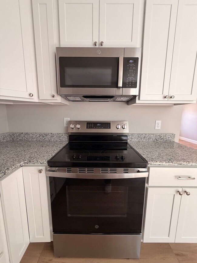 Building Photo - Brand New spacious Studio available in a great location.