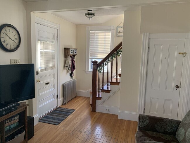 Building Photo - SINGLE FAMILY HOME IN BEAUTIFUL QUIET QUAI...