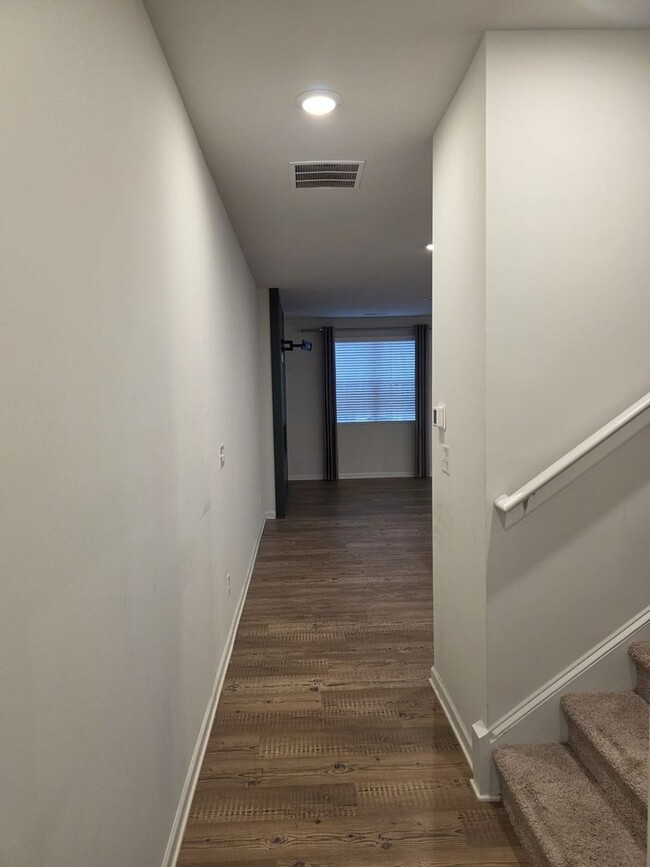 Building Photo - Modern & Spacious 3BR End Unit Townhome in...