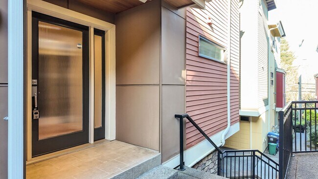 Building Photo - 3bd/2.5ba Seattle Townhome