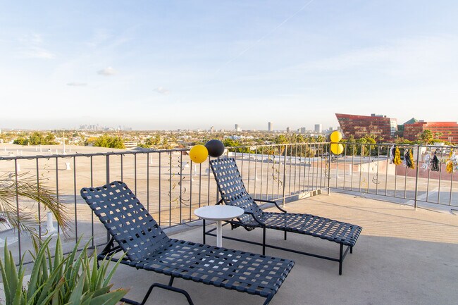 Building Photo - 960 Larrabee St