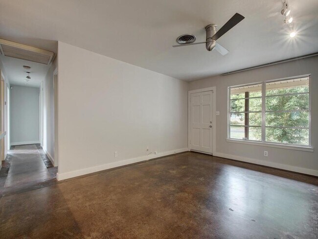 Building Photo - 1110 Fieldcrest Dr