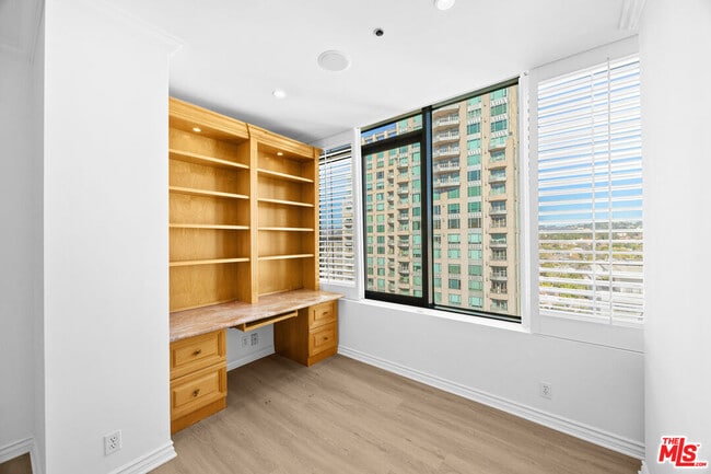 Building Photo - 10724 Wilshire Blvd