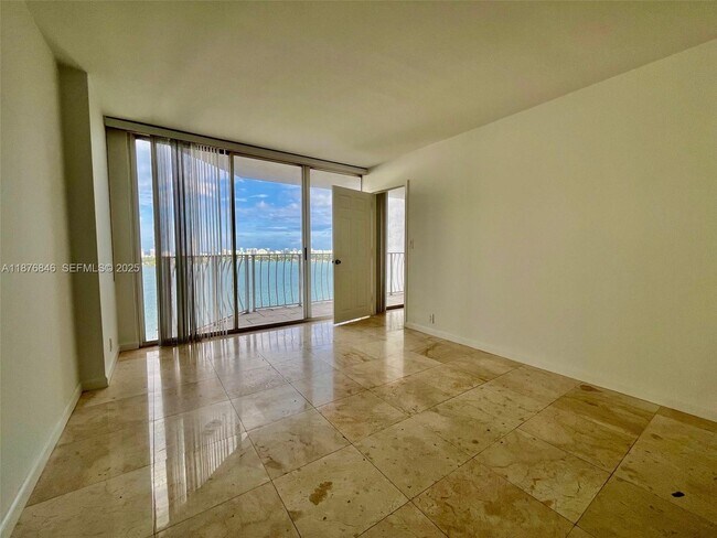 Building Photo - 7601 E Treasure Dr