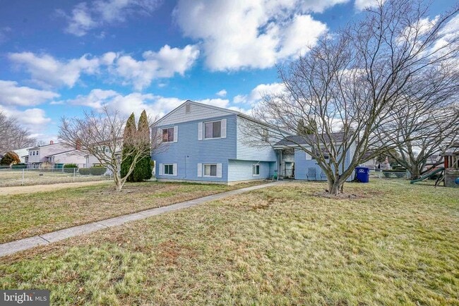 Building Photo - 220 College Dr