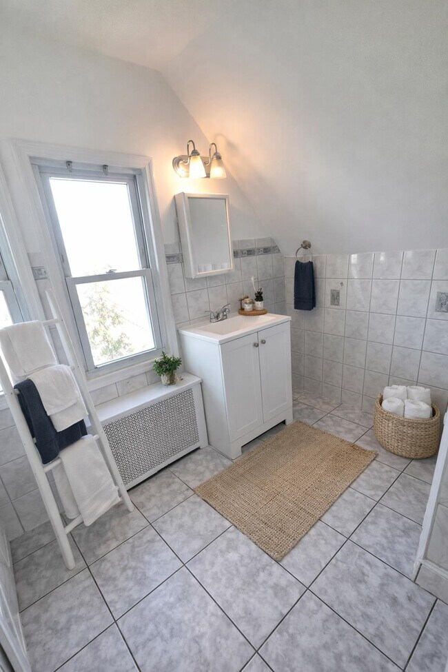 Building Photo - 438 Devon St