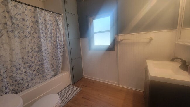 Building Photo - 1020 5th St