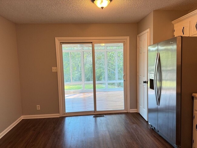 Building Photo - Awesome Ranch near Exit 1! 3bed/2bath with...