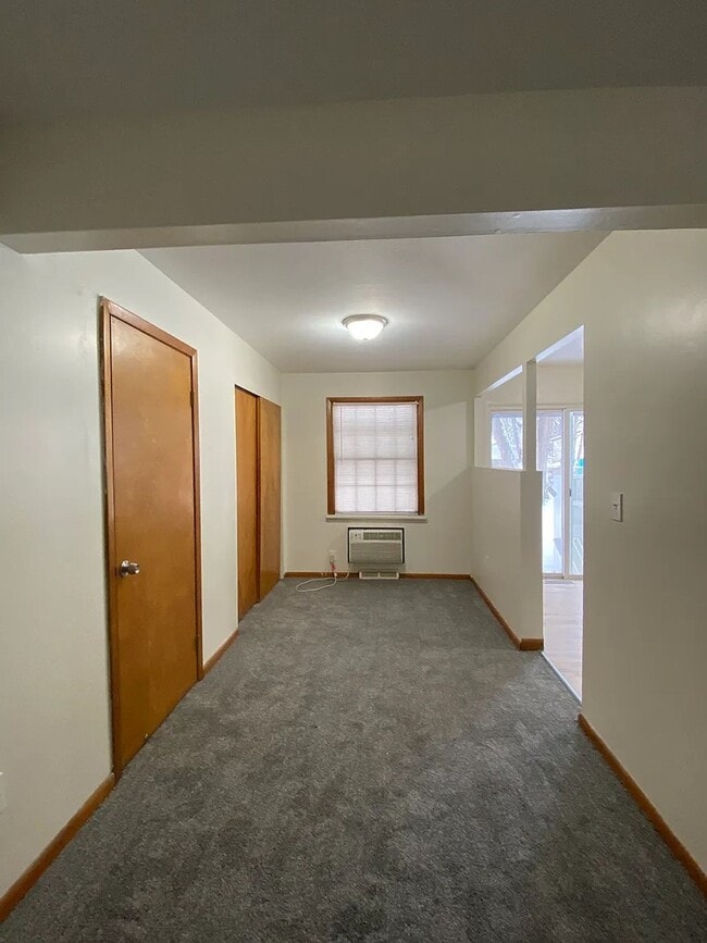 Building Photo - 2-Bedroom Remodeled Unit across from Lake Erie