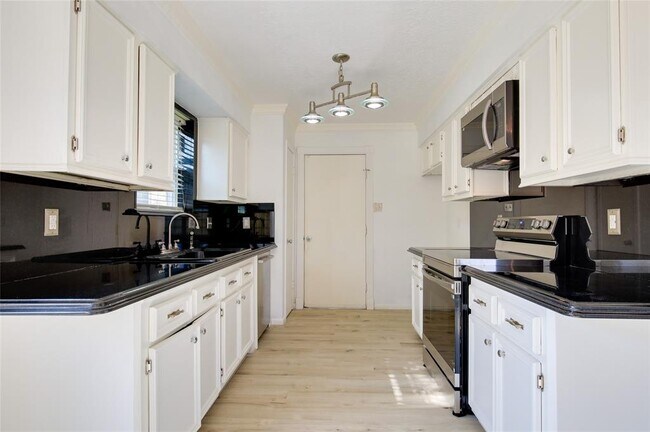 Building Photo - 15803 Pryor Dr