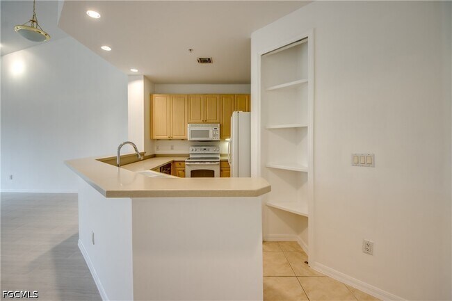 Building Photo - 15250 Riverbend Blvd