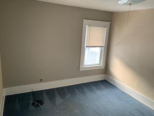 Building Photo - Gorgeous 4 bedroom 2 bath house with one s...