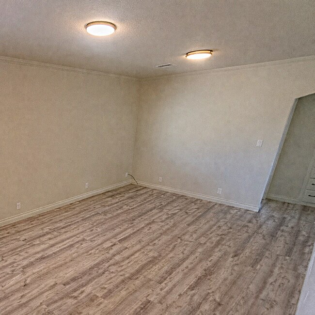 Building Photo - NEW Remodeled 1 Bedroom with BONUS ROOM!
