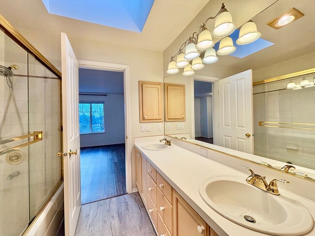 Building Photo - Convenience at Your Doorstep – Townhome for Rent in Newcastle