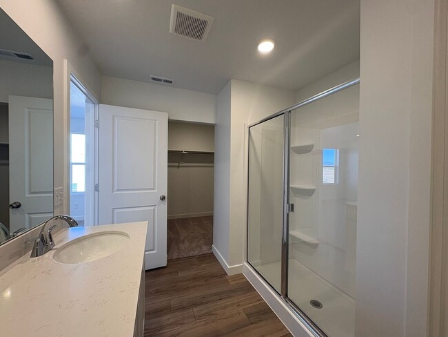 Building Photo - Gorgeous End-Unit Townhome in beautiful Salem!