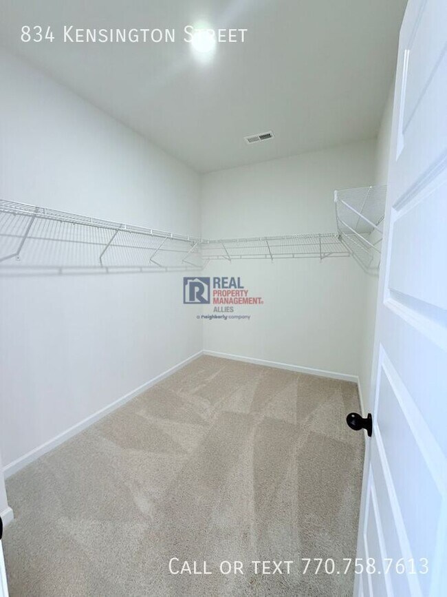 Building Photo - 834 Kensington St