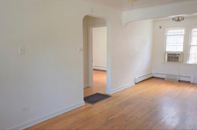 Building Photo - Charming six bedroom home near River North Art District!