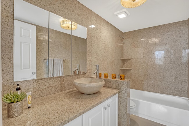 Building Photo - 5600 N Flagler Dr