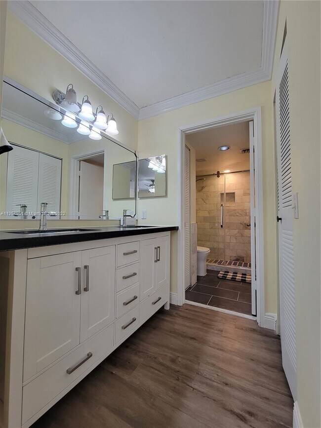 Building Photo - 400 Scotia Dr