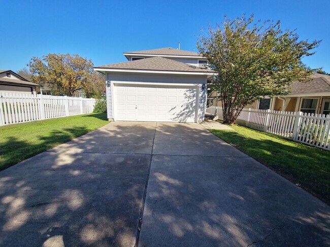 Building Photo - Enchanting 4 Bedroom home located in Plum Creek!