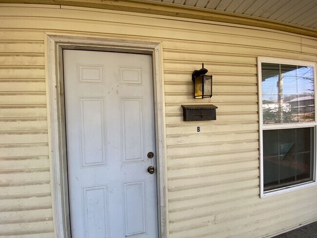 Building Photo - 817 W Matthews Ave