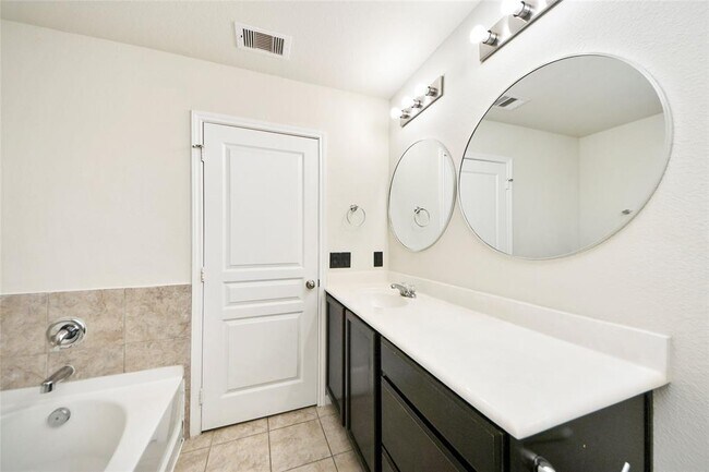 Building Photo - 5710 Camelia Evergreen Ln