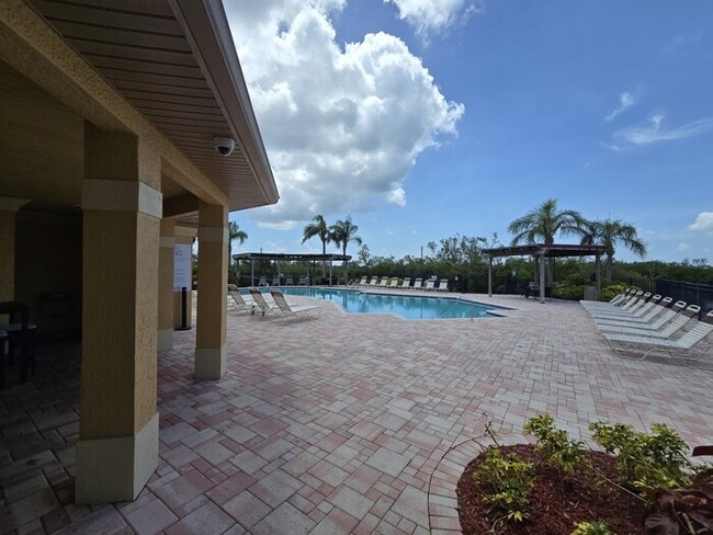 Building Photo - 1 Bed 1 Bath Condo For Rent in Tampa $1499