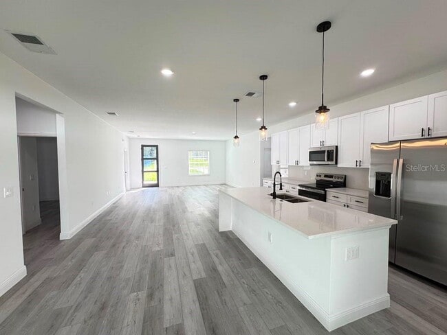 Building Photo - 10290 N Biscayne Dr