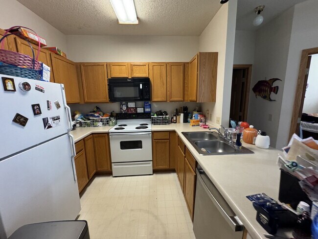 Building Photo - High Ceilings Townhouse Retreat: Spacious 2-Bed, 2-Bath Gem in Woodbury!