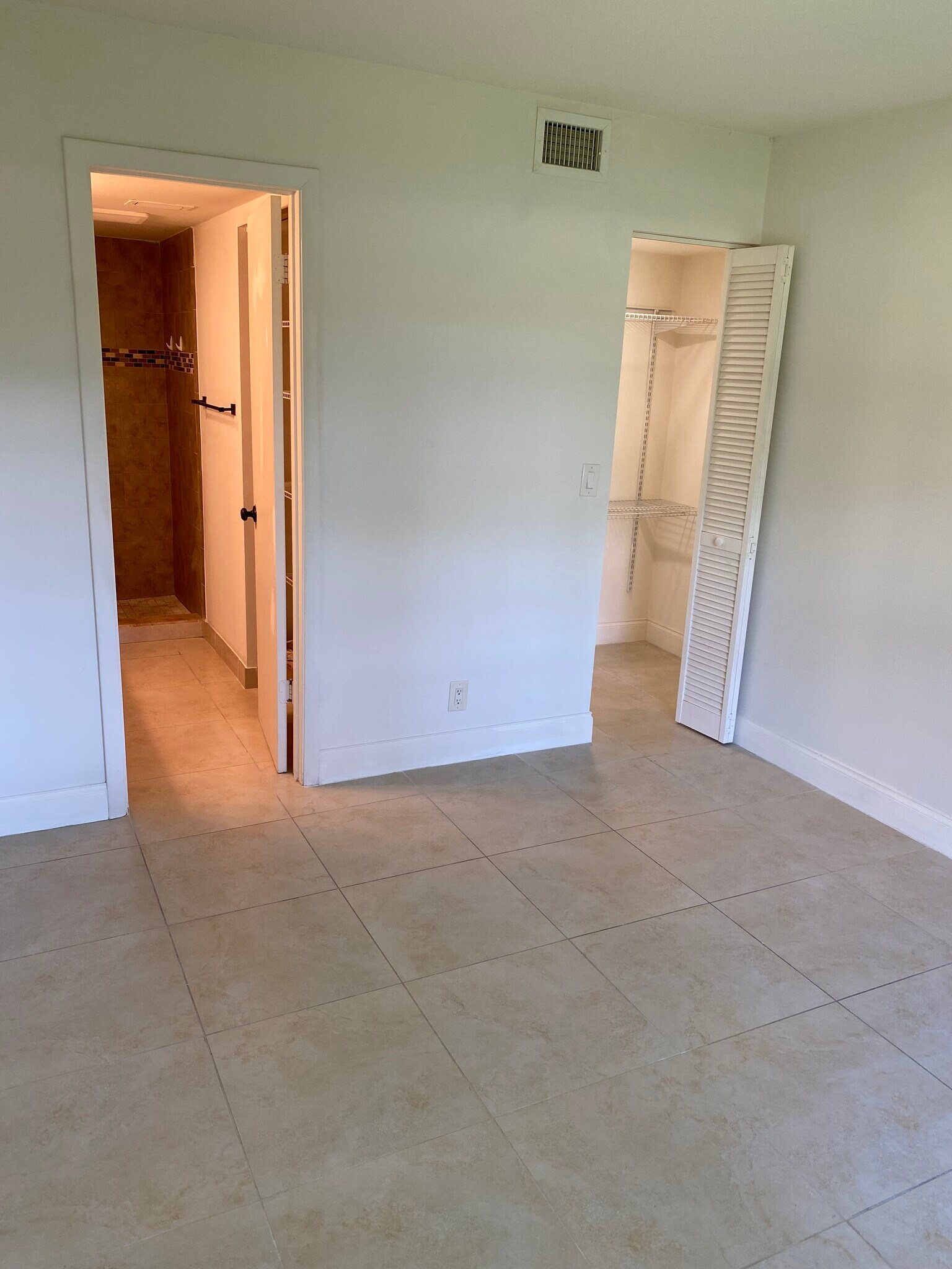 Building Photo - 21900 Lake Forest Cir