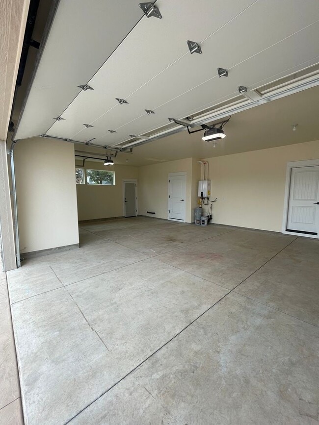 Building Photo - Newer Home in Shevlin West with Mountain V...