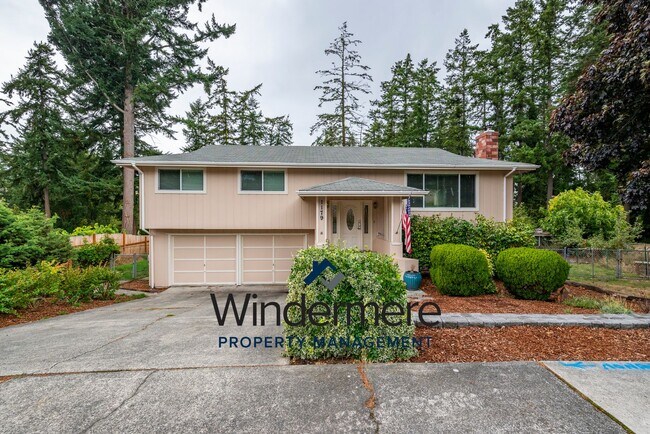 Building Photo - Spacious 3 Bedroom 3 Bath in town