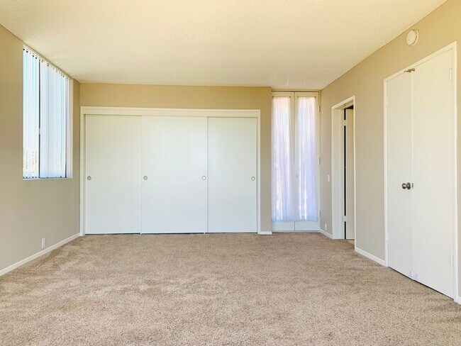 Building Photo - LIVE IN LA JOLLA! LOVELY TOWNHOME WITH BEA...